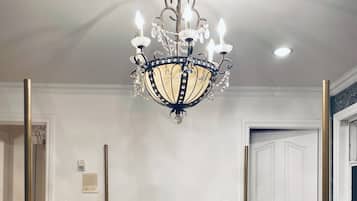 9 quartos, ferros/tábuas de passar roupa, berço de viagem