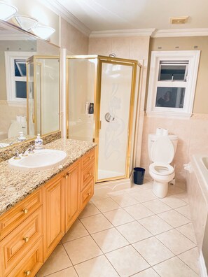 Jetted bath, hair dryer, towels, soap - 5 Minutes away from Edmonds Station! Ideal location for all events & attractions (New Westminster)