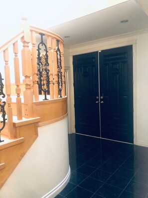 المنشأة من الداخل