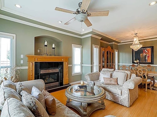 5 Minutes away from Edmonds Station! Ideal location for all events & attractions