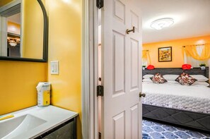 Shower, hair dryer, towels, soap - Tranquil beautiful 3-bedroom house conveniently located! Quiet area/ amenities! (Stoneham)