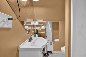 Douche, sèche-cheveux, serviettes fournies, savon