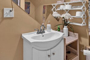 Ducha, secador de pelo, toallas, jabón