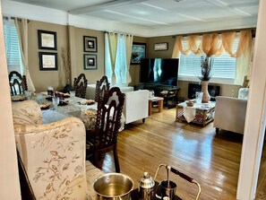 Dining - Tranquil beautiful 3-bedroom house conveniently located! Quiet area/ amenities! (Stoneham)