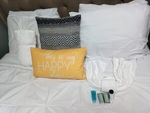 Douche, sèche-cheveux, serviettes fournies, savon