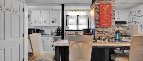 Microondas y placa de cocina