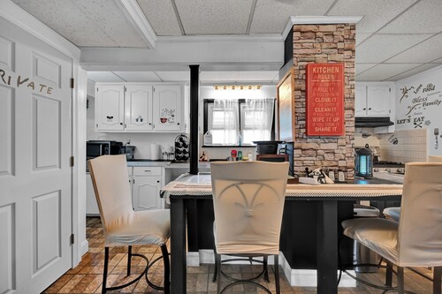 Tranquil beautiful 3-bedroom house conveniently located! Quiet area/ amenities!