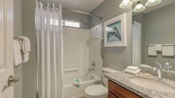 Toallas, jabón, papel de baño