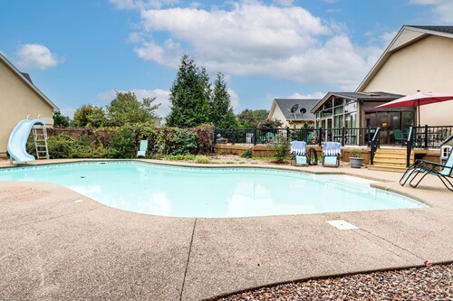 Near Hiking & Biking: Pet-Friendly Rogers Getaway!