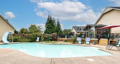 Near Hiking & Biking: Pet-Friendly Rogers Getaway!