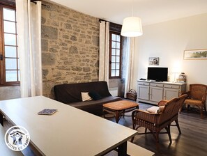 TV - Gîtes de France® - Logis de la Prieure (ESPAGNAC-SAINTE-EULALIE)