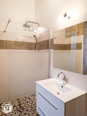 Shower - Gîtes de France® - Logis de la Prieure (ESPAGNAC-SAINTE-EULALIE)