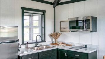 Kühlschrank, Mikrowelle, Herdplatte, Wasserkocher mit Kaffee-/Teezubehör