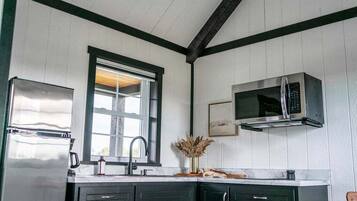 Kühlschrank, Mikrowelle, Herdplatte, Wasserkocher mit Kaffee-/Teezubehör