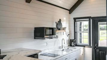 Mikrowelle, Herdplatte, Wasserkocher mit Kaffee-/Teezubehör, Toaster