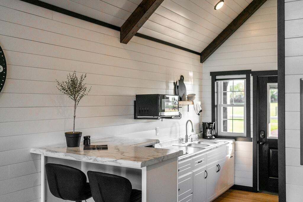 Micro-ondas, cooktop, cafeteira/chaleira, torradeira