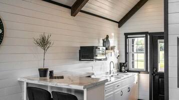 Mikrowelle, Herdplatte, Wasserkocher mit Kaffee-/Teezubehör, Toaster