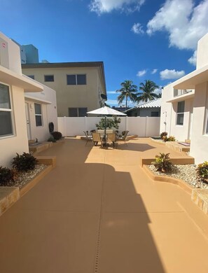 Outdoor dining - Perfect Family Getaway on Hollywood Beach 3 (Hollywood)