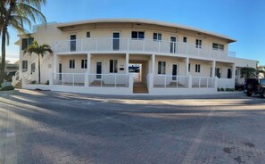 Exterior - Perfect Family Getaway on Hollywood Beach 3 (Hollywood)