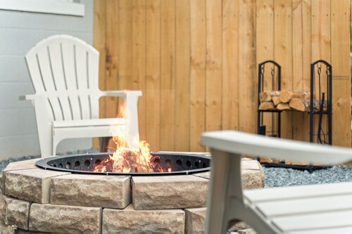 Cozy 3BR Home for 6 Game Room & Fire Pit · 5 Min to Downtown