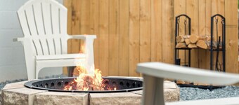 Cozy 3BR Home for 6 Game Room & Fire Pit · 5 Min to Downtown