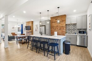 Fridge, microwave, oven, stovetop - Nice 3-bedroom apartment with AC in Pittsburgh (Pittsburgh)