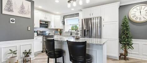 Jääkaappi, mikroaaltouuni, uuni, liesi