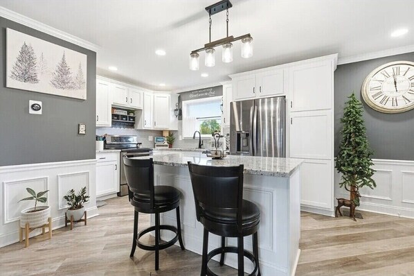 ثلاجة، ميكروويف، فرن، موقد طهي مسطح