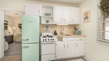 Een koelkast, een magnetron, een oven, een kookplaat