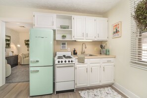 ثلاجة، ميكروويف، فرن، موقد طهي مسطح