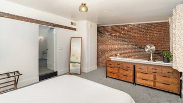 3 makuuhuonetta, työpöytä, ilmainen Wi-Fi, vuodevaatteet