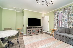 Smart TV, books - Unique Downtown Elizabethtown 3BR Apt w/ Event Space - Lancaster County, Hershey (Elizabethtown)