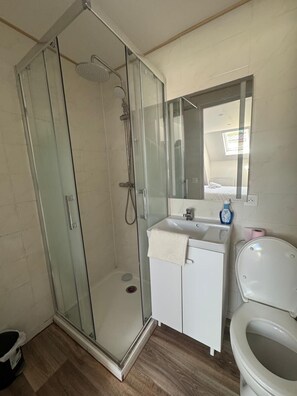 Serviettes fournies, savon, papier toilette