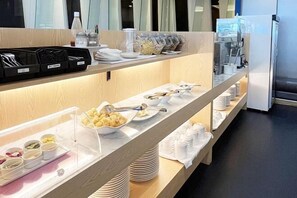 Ein reichhaltiges Buffet mit verschiedenen Behältern und Besteck.