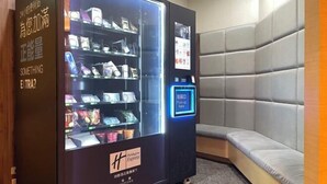 A vending machine with a digital display and a sign in a foreign language. - Holiday Inn Express TAOYUAN by IHG (Taoyuan)
