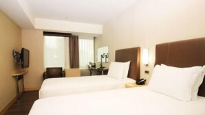 A hotel room with two beds, a desk, a chair, a TV, and a window with curtains. - Holiday Inn Express TAOYUAN by IHG (Taoyuan)