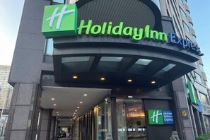 Exterior - Holiday Inn Express TAOYUAN by IHG (Taoyuan)