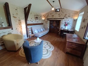 TV, fireplace - Gîtes de France® - 46G1553 (PRENDEIGNES)