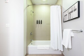 Combined shower/bathtub, free toiletries, hair dryer, towels - Landing Furnished Apartments South End Stratford (Stratford)