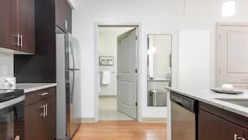 Apartment (1 Bedroom) | Private kitchen | Fridge, microwave, oven, stovetop