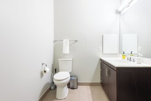 Combined shower/tub, free toiletries, hair dryer, towels - Landing Furnished Apartments South End Stratford (Stratford)