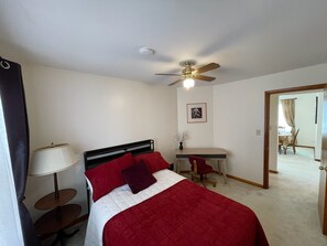 4 bedrooms, desk, iron/ironing board, free WiFi - 12 Min to Great Lakes Naval Station Navy Graduation Family Home (Waukegan)