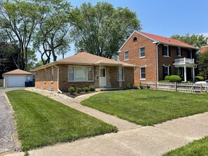 Exterior - 12 Min to Great Lakes Naval Station Navy Graduation Family Home (Waukegan)