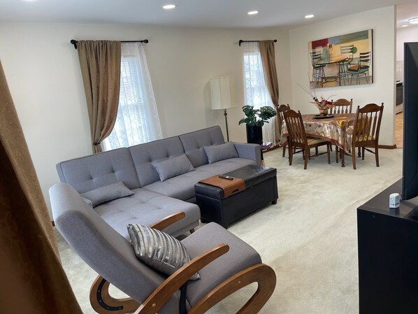 Smart TV, table football - 12 Min to Great Lakes Naval Station Navy Graduation Family Home (Waukegan)
