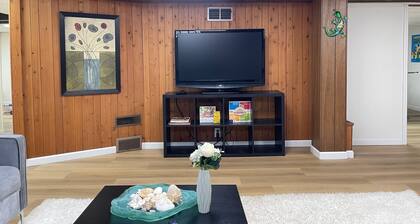 12 Min to Great Lakes Naval Station Navy Graduation Family Home