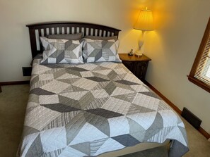 3 bedrooms, desk, iron/ironing board, free WiFi - 12 Min to Great Lakes Naval Station Navy Graduation Family Home (Waukegan)