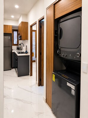 Wasserkocher mit Kaffee-/Teezubehör, Kühlschrank, Mikrowelle, Ofen