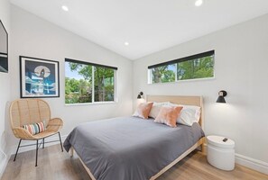 3 habitaciones, tabla de planchar con plancha, internet y ropa de cama 