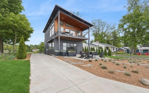 New! Modern lakeside retreat-hot tub-trails-kayak