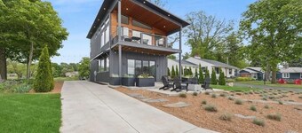 New! Modern lakeside retreat-hot tub-trails-kayak